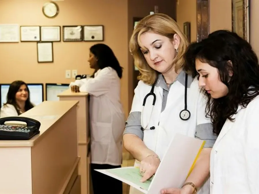Equipe de clínica revisando agendamentos na recepção